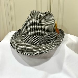 Men’s vintage black and white houndstooth fedora. Size 6 3/4